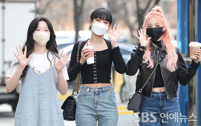 [Throwback] SHUHUA, MINNIE and YUQI Flash Sunny Waves Outside Cultwo Show