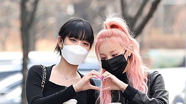 [Throwback] MINNIE and YUQI Shower Fans With Heart Poses