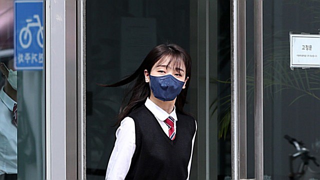 [Throwback] OH MY GIRL’s SEUNGHEE Looks Every Bit Like a Student