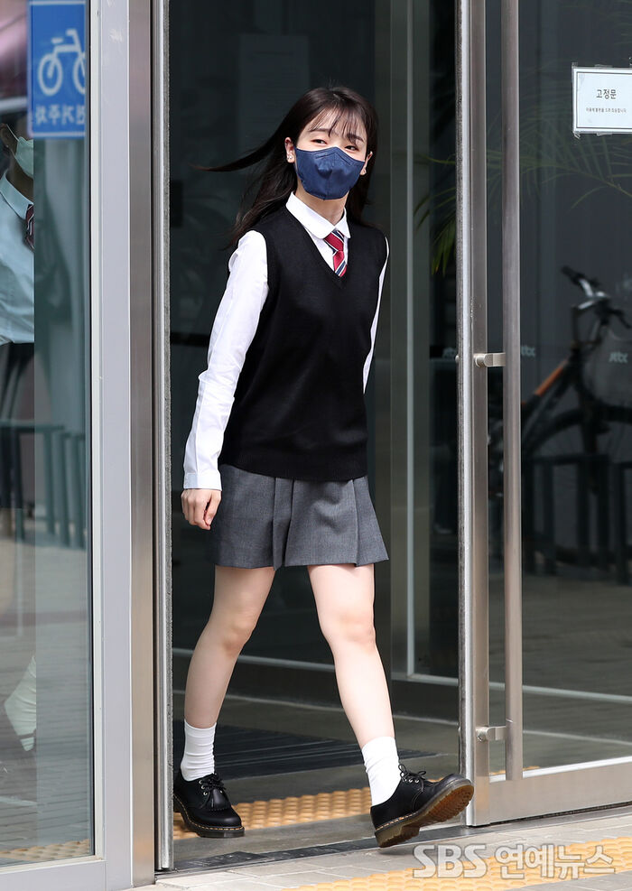 [Throwback] OH MY GIRL’s SEUNGHEE Looks Every Bit Like a Student