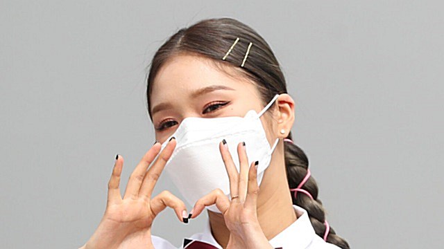 [Throwback] MIMI of OH MY GIRL Flashes a Sparkling Heart