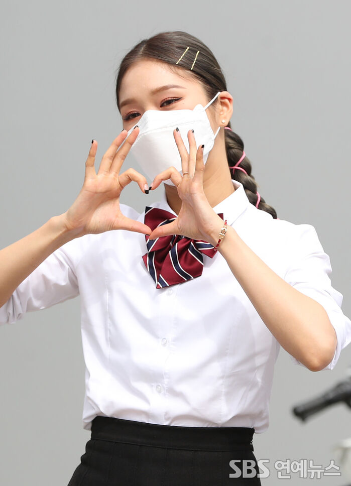 [Throwback] MIMI of OH MY GIRL Flashes a Sparkling Heart