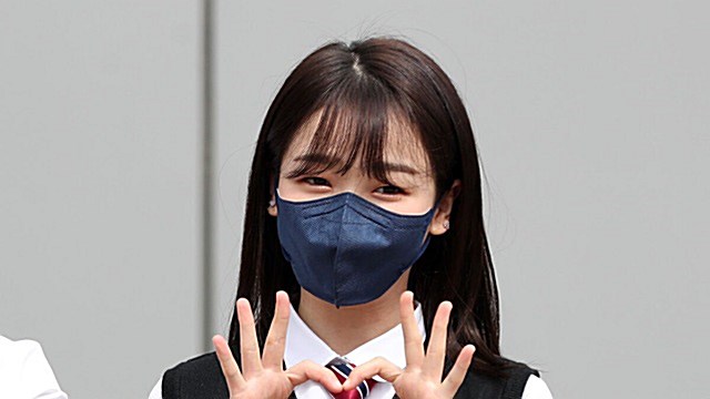 [Throwback] SEUNGHEE of OH MY GIRL Serves Adorable Heart Pose