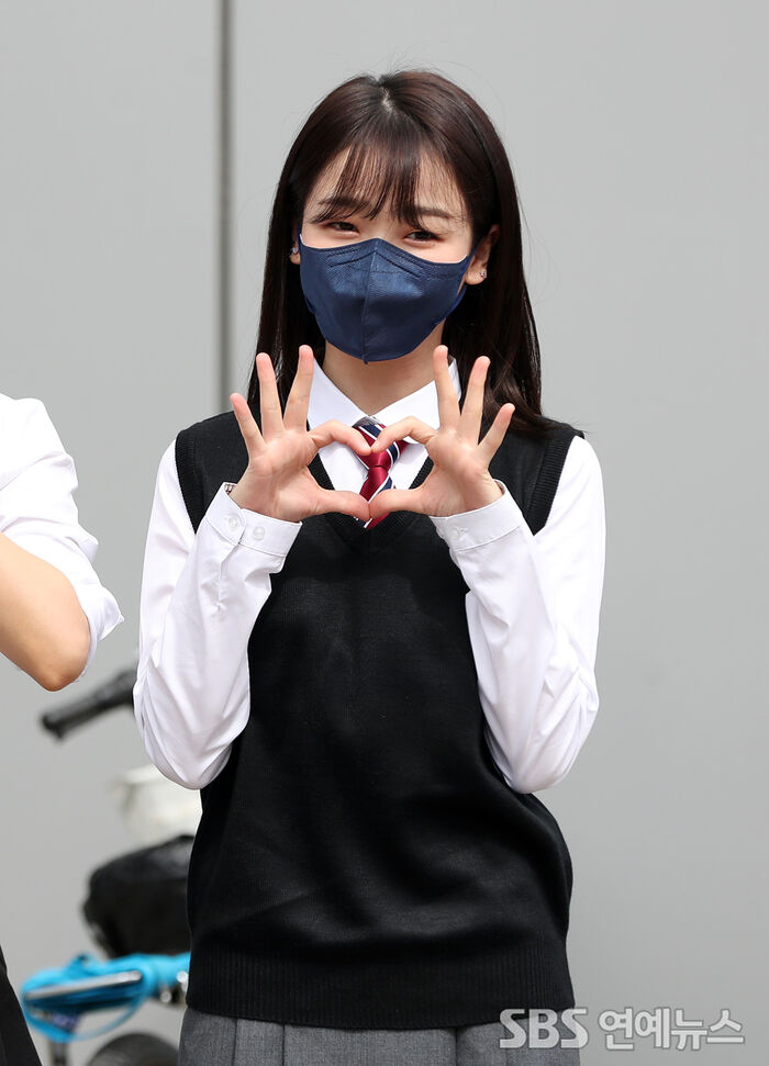 [Throwback] SEUNGHEE of OH MY GIRL Serves Adorable Heart Pose