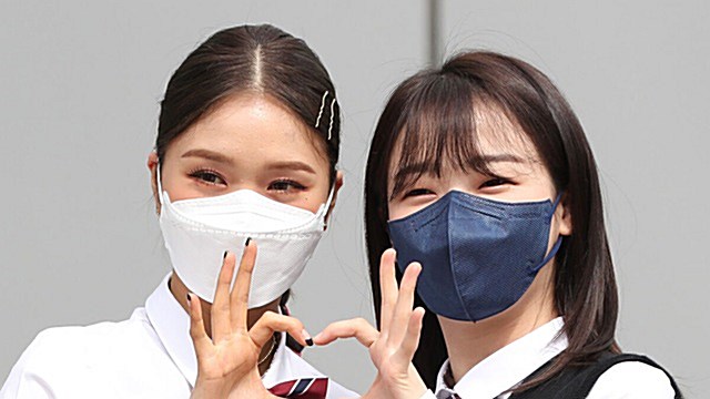 [Throwback] OH MY GIRL’s MIMI and SEUNGHEE Are the Cool New Kids on Campus