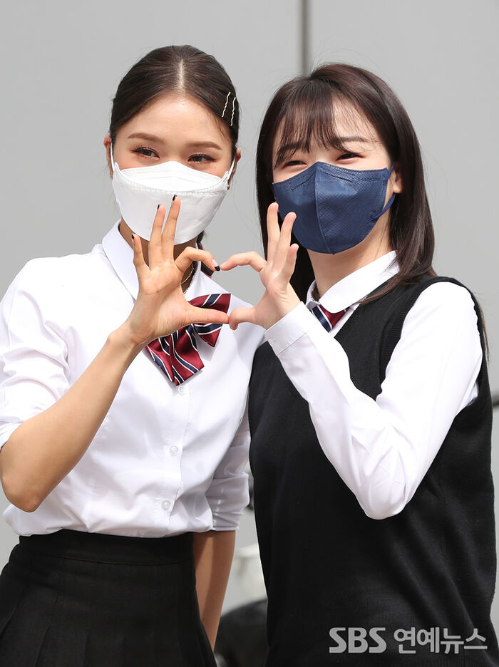 [Throwback] OH MY GIRL’s MIMI and SEUNGHEE Are the Cool New Kids on Campus