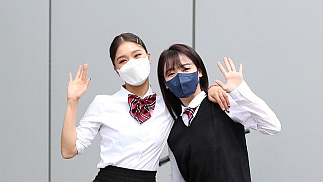 [Throwback] OH MY GIRL's MIMI and SEUNGHEE Rock School-Uniform Chic