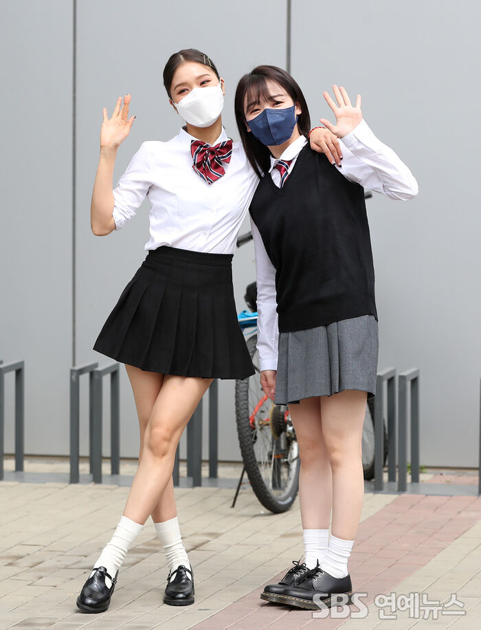 [Throwback] OH MY GIRL's MIMI and SEUNGHEE Rock School-Uniform Chic
