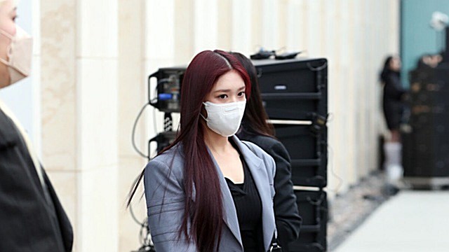 [Throwback] LEESEO of IVE Strides in Chic Style