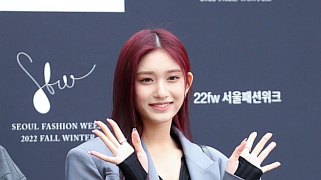 [Throwback] LEESEO of IVE Flashes a Sweet Smile at Seoul Fashion Week