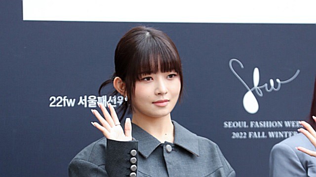 [Throwback] REI of IVE Serves a Sweet Wave at Seoul Fashion Week