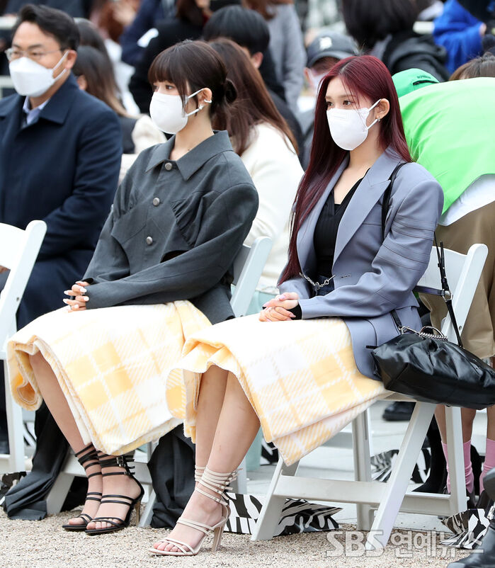 [Throwback] IVE’s REI and LEESEO Hit Seoul Fashion Week