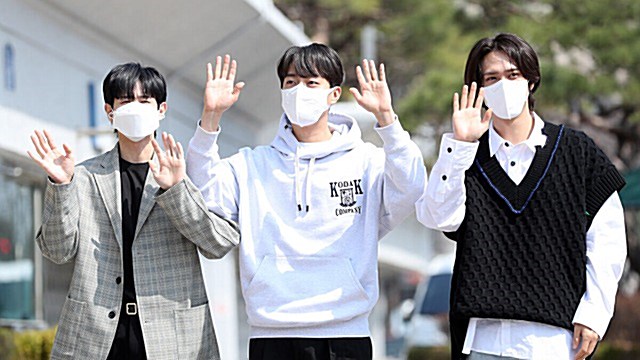 [Throwback] HIGHLIGHT’s YANG YOSEOP, YOON DUJUN and SON DONGWOON Make Even a Wave Look Cool