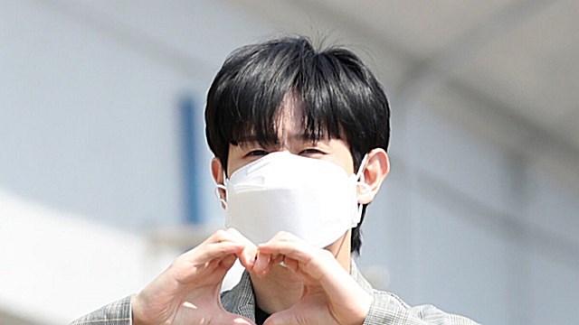 [Throwback] YANG YOSEOP of HIGHLIGHT Flashes a Sweet Heart Gesture