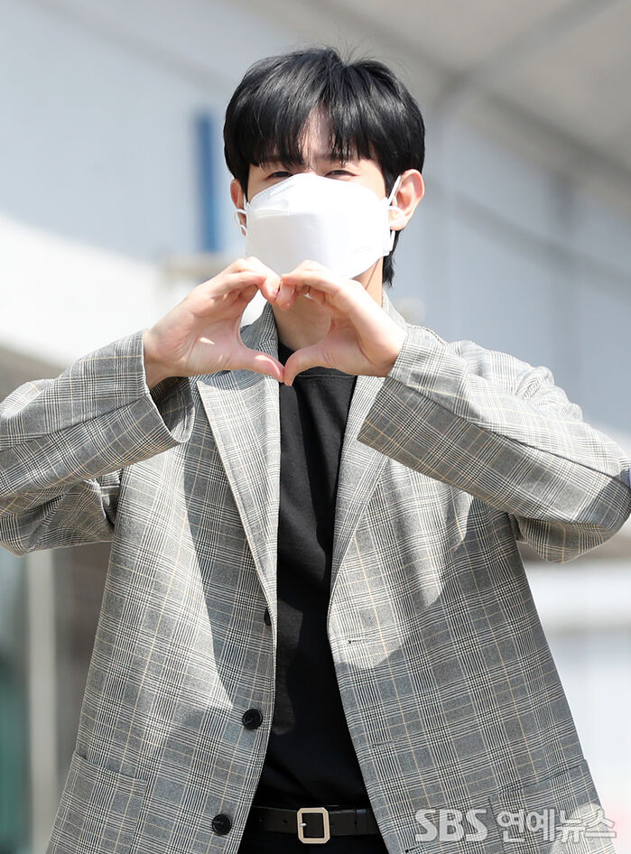 [Throwback] YANG YOSEOP of HIGHLIGHT Flashes a Sweet Heart Gesture