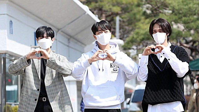 [Throwback] HIGHLIGHT’s YANG YOSEOP, YOON DUJUN and SON DONGWOON Radiate Feel-Good Vibes