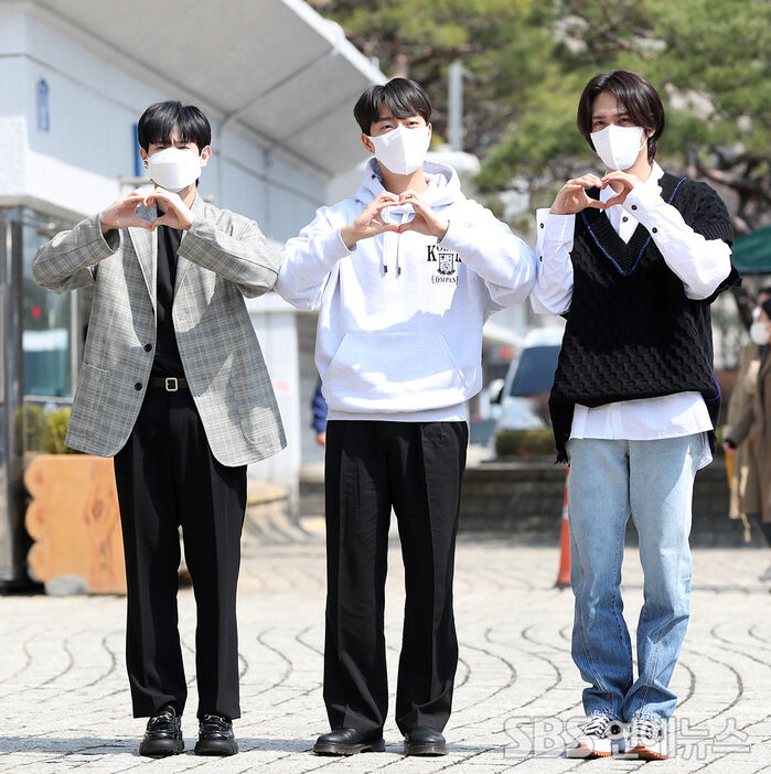 [Throwback] HIGHLIGHT’s YANG YOSEOP, YOON DUJUN and SON DONGWOON Radiate Feel-Good Vibes