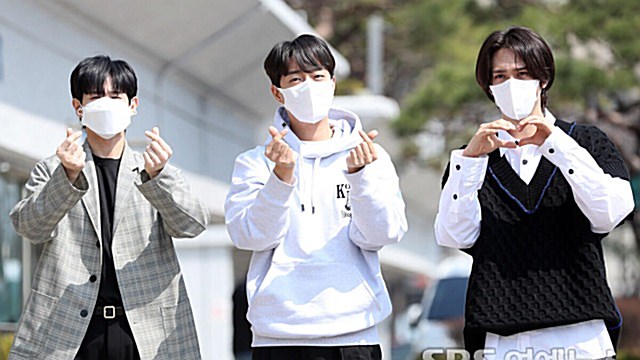 [Throwback] HIGHLIGHT’s YOSEOP, DUJUN and DONGWOON Serve Up Triple-Heart Poses