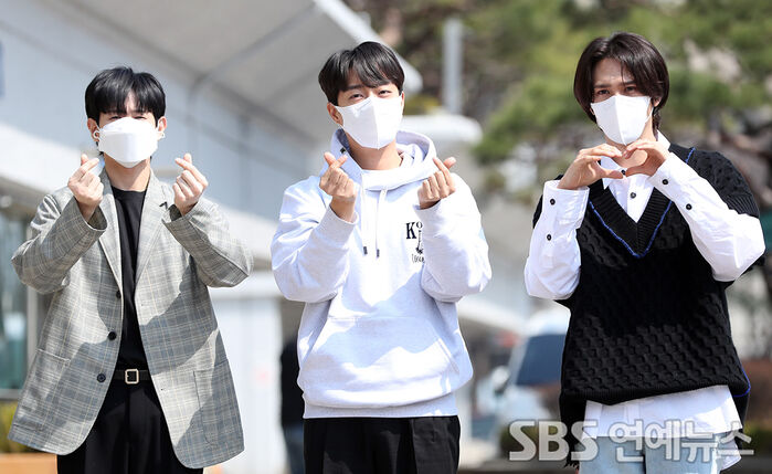 [Throwback] HIGHLIGHT’s YOSEOP, DUJUN and DONGWOON Serve Up Triple-Heart Poses
