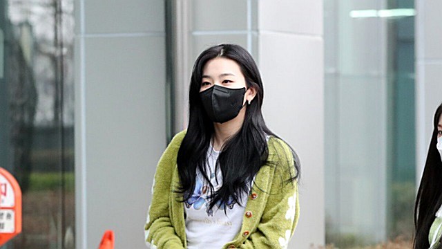 [Throwback] Red Velvet’s SEULGI Radiates Pure Charisma