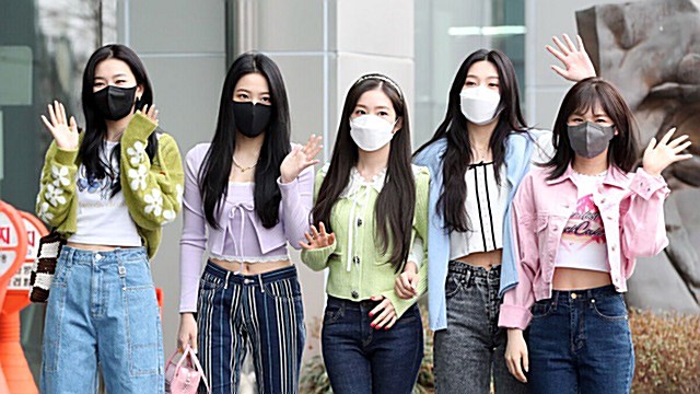 [Throwback] Red Velvet Turns Heads on the Way to MBC Radio