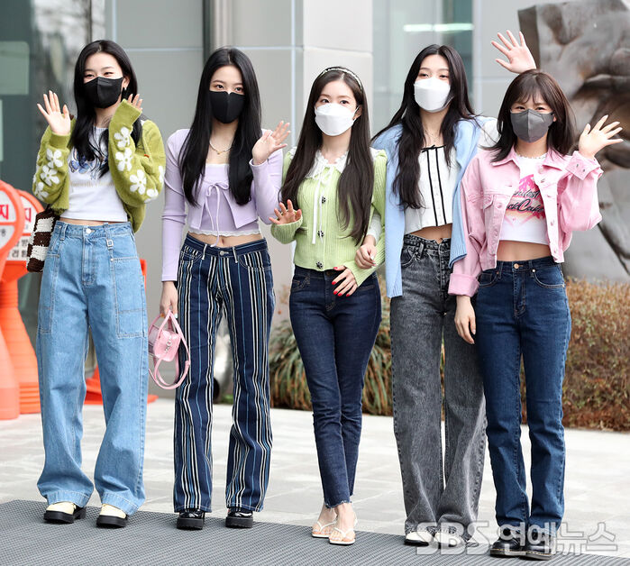 [Throwback] Red Velvet Turns Heads on the Way to MBC Radio