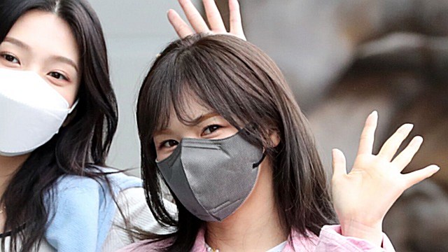 [Throwback] WENDY of Red Velvet Locks Eyes in Pretty-in-Pink Moment