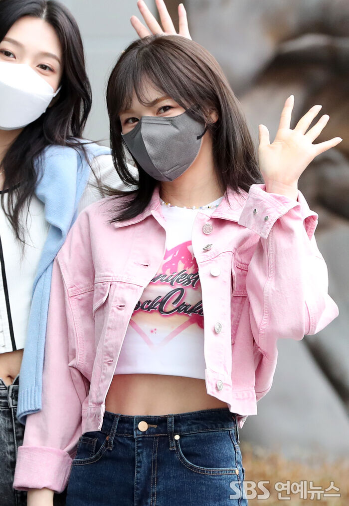 [Throwback] WENDY of Red Velvet Locks Eyes in Pretty-in-Pink Moment
