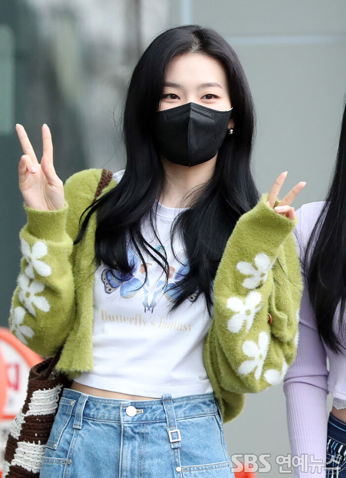 [Throwback] Red Velvet’s SEULGI Charms With Just One Look