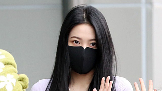 [Throwback] YERI of Red Velvet Gives a Sweet Bow Outside MBC Radio
