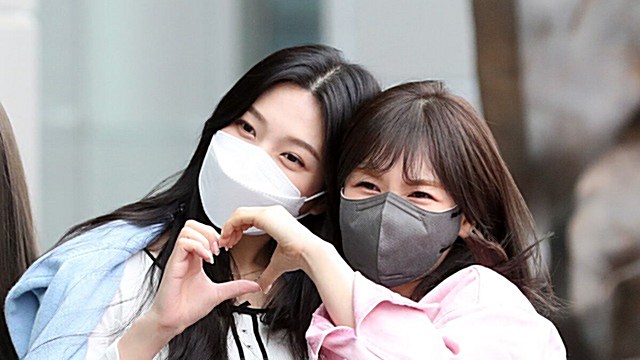 [Throwback] JOY and WENDY of Red Velvet Flash Heart Hands, Chemistry Off the Charts