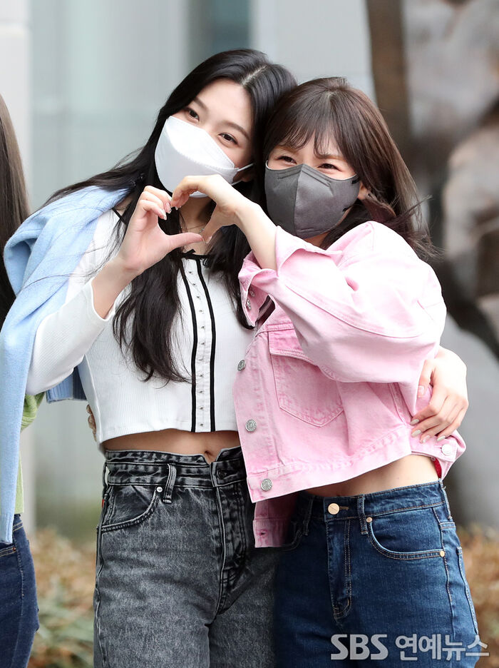 [Throwback] JOY and WENDY of Red Velvet Flash Heart Hands, Chemistry Off the Charts