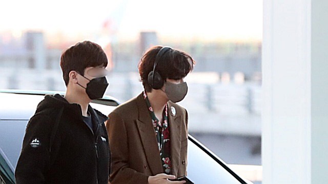 [Throwback] BTS' V Tunes In En Route to L.A.
