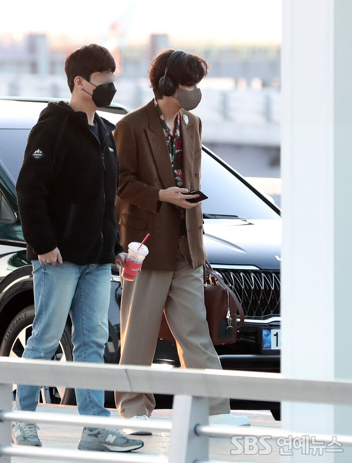 [Throwback] BTS' V Tunes In En Route to L.A.