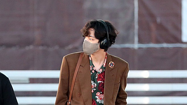 [Throwback] BTS' V Serves Next-Level Style
