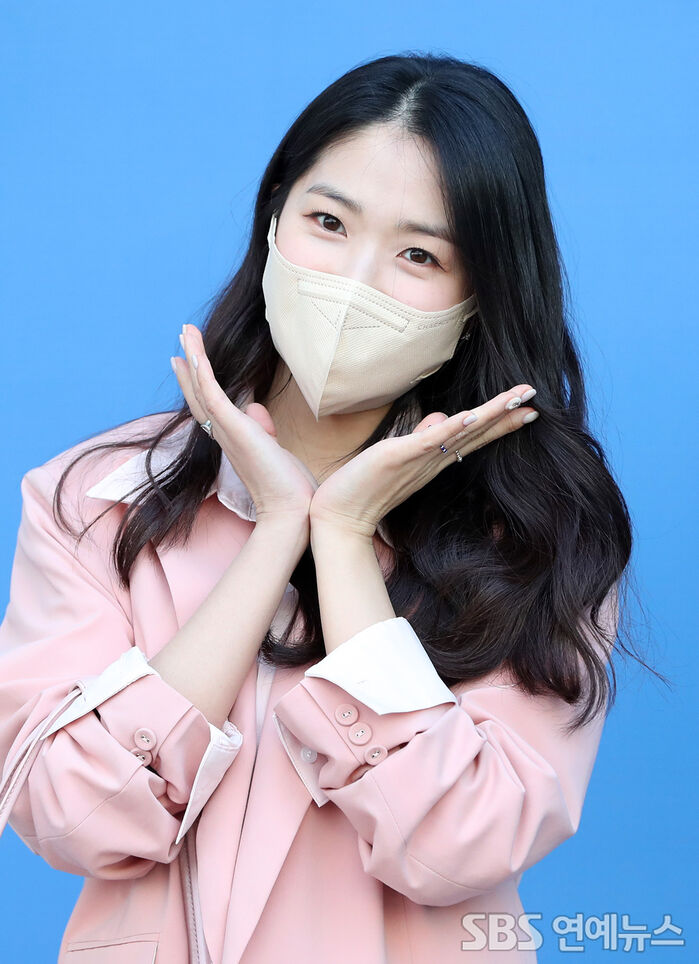 [Throwback] Kim Hyeyoon Blooms in Pink