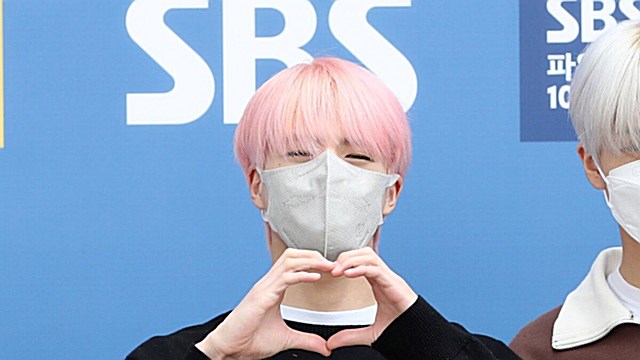 [Throwback] NCT DREAM's Jeno Flashes a Pink-Heart Pose