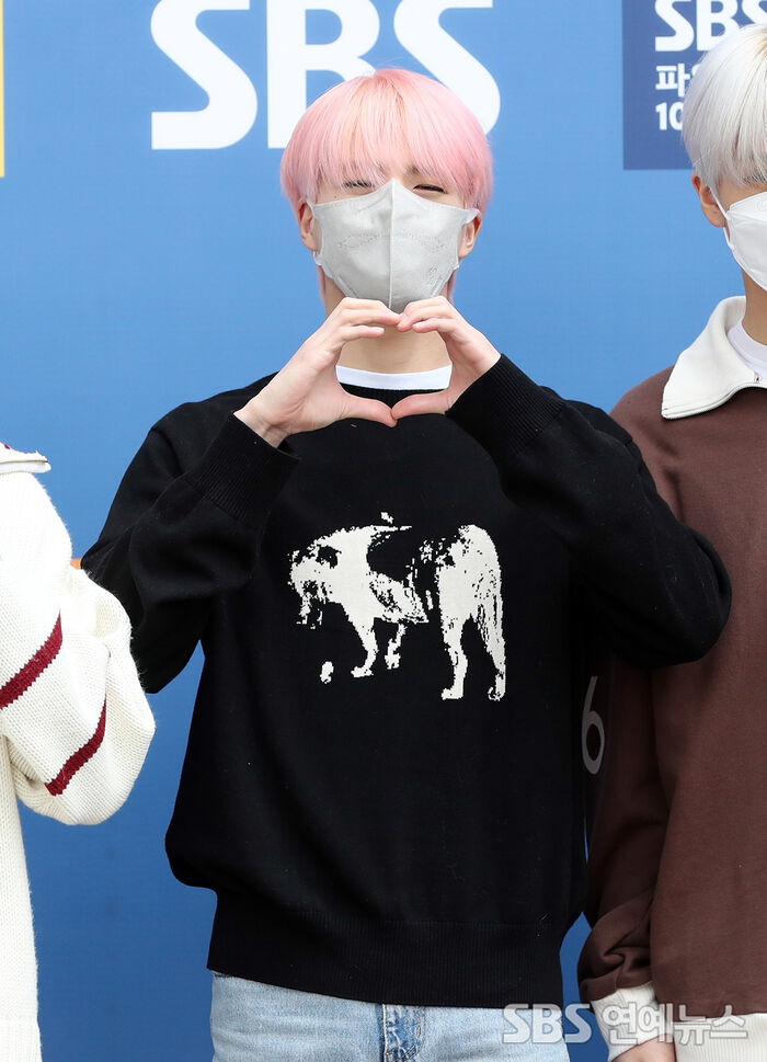 [Throwback] NCT DREAM's Jeno Flashes a Pink-Heart Pose