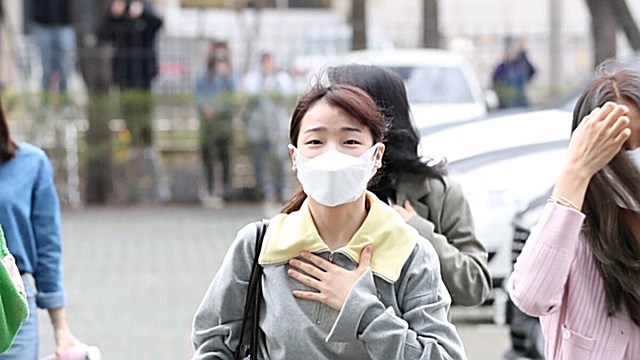 [Throwback] SEUNGHEE of OH MY GIRL Keeps It Cute on Her Way to Cultwo Show