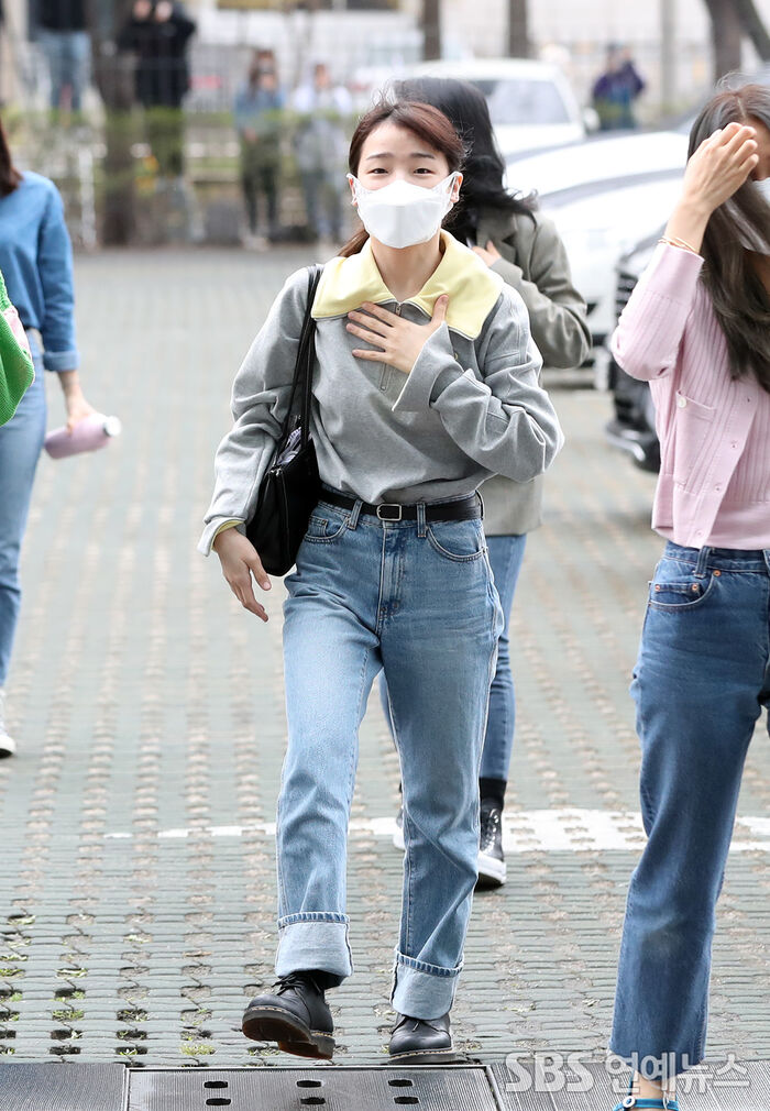 [Throwback] SEUNGHEE of OH MY GIRL Keeps It Cute on Her Way to Cultwo Show