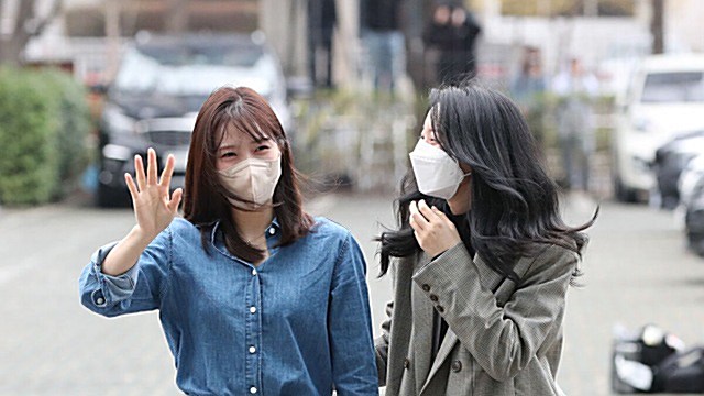 [Throwback] OH MY GIRL’s HYOJUNG and YUBIN Bring Big Energy on Their Way to the Cultwo Show