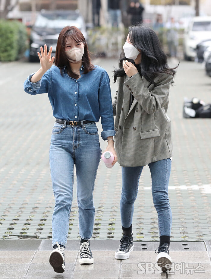 [Throwback] OH MY GIRL’s HYOJUNG and YUBIN Bring Big Energy on Their Way to the Cultwo Show