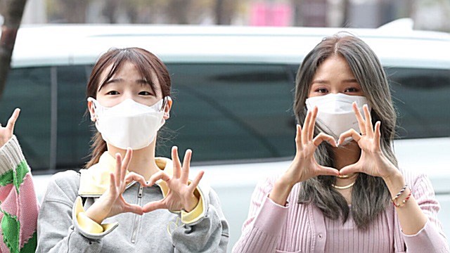 [Throwback] OH MY GIRL’s SEUNGHEE and MIMI Serve Sweet Heart Poses