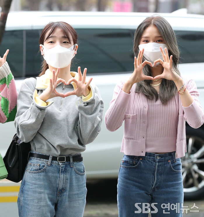 [Throwback] OH MY GIRL’s SEUNGHEE and MIMI Serve Sweet Heart Poses