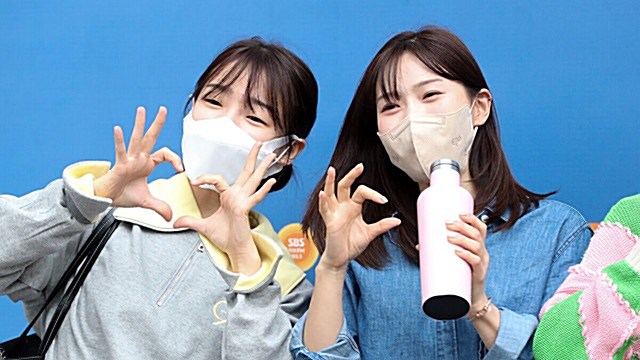 [Throwback] OH MY GIRL’s SEUNGHEE and HYOJUNG Bring Cute, Sunny Vibes