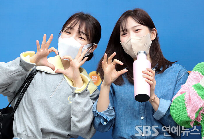 [Throwback] OH MY GIRL’s SEUNGHEE and HYOJUNG Bring Cute, Sunny Vibes