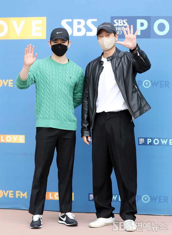 [Throwback] PARK JINYOUNG and Park Hae-soo Flash Winning Smiles Outside SBS Studios