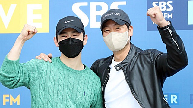 [Throwback] PARK JINYOUNG and Park Hae-soo Bring the Energy Outside SBS