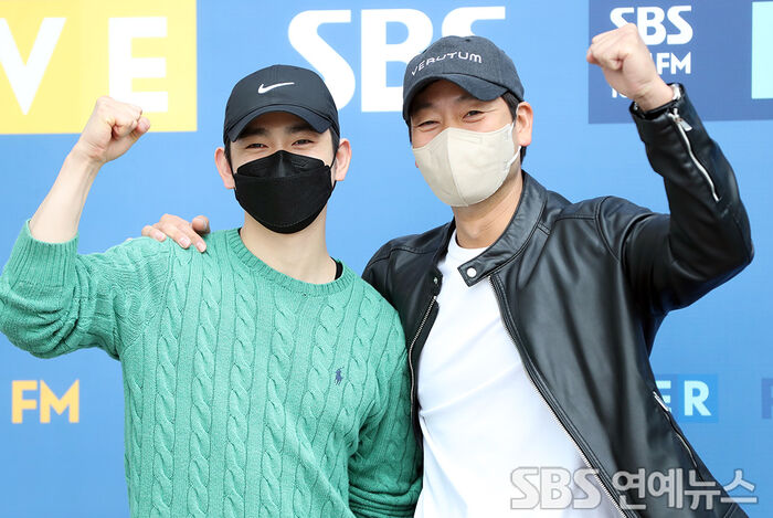 [Throwback] PARK JINYOUNG and Park Hae-soo Bring the Energy Outside SBS