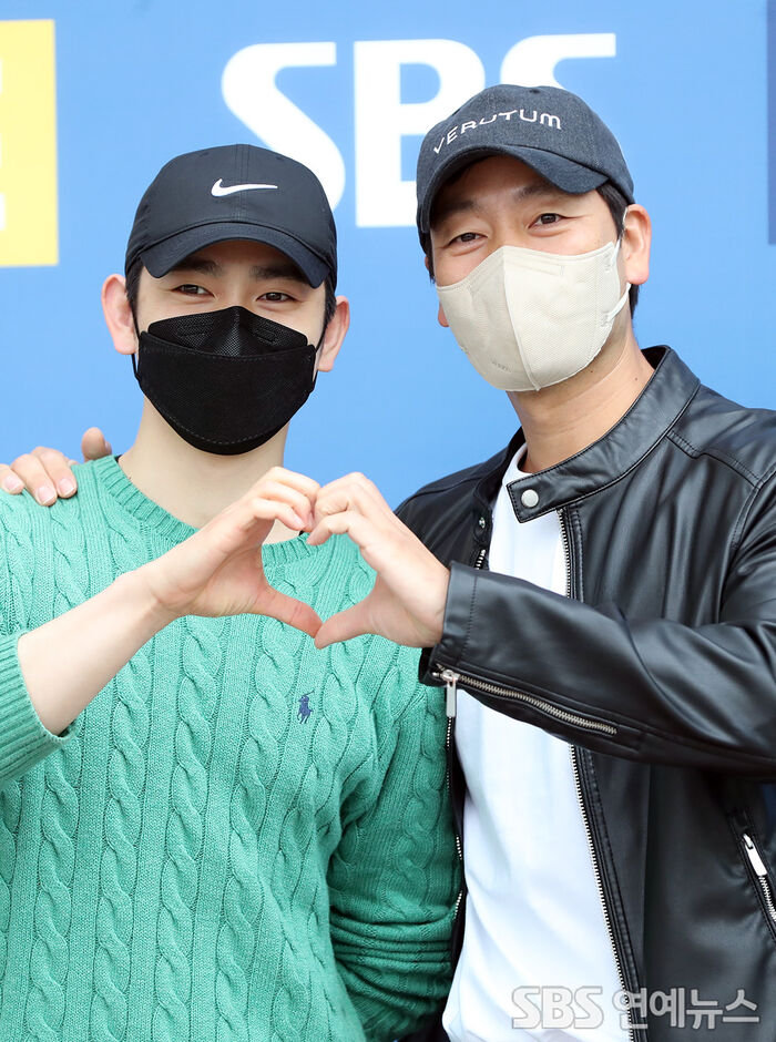 [Throwback] PARK JINYOUNG and Park Hae-soo Flash a Heart, Bromance on Full Display